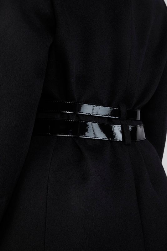 Пальто однобортное с акцентными ремнями, черный