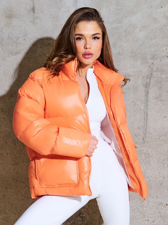Короткий пуховик с контрастной подкладкой и съемным капюшоном в цвете "Orange"
