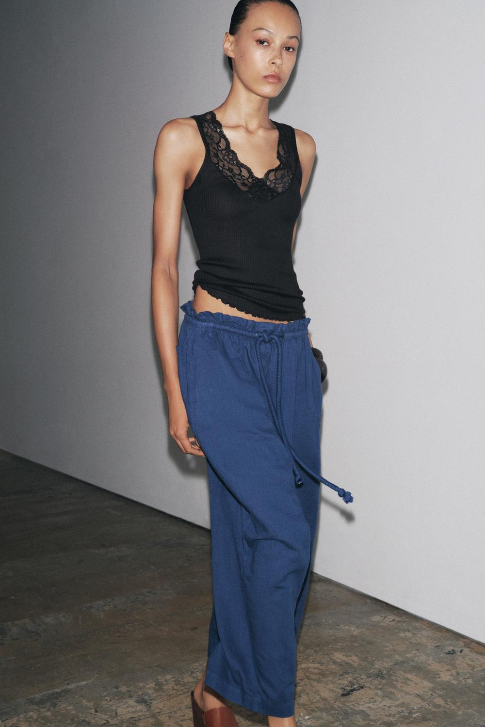 ZARA ФУТБОЛКА В РУБЧИК С КРУЖЕВОМ, ЧЕРНЫЙ