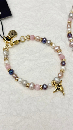 Браслет из натурального жемчуга и кошачего глаза с подвесом колибри, оттенок золото