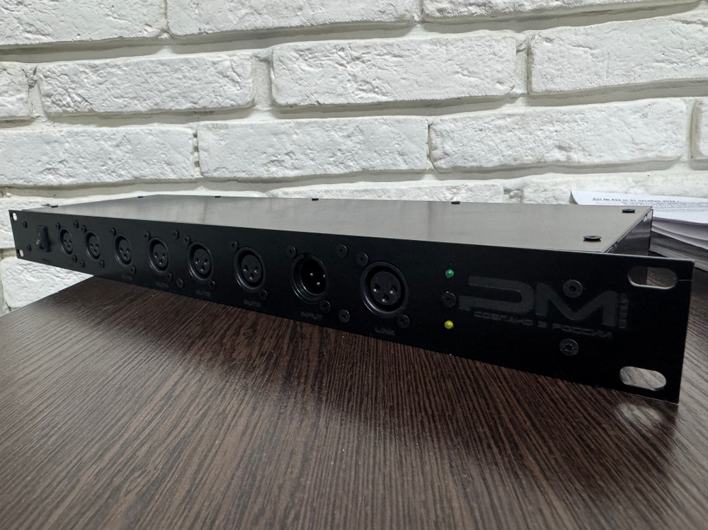Сплиттер DMX сигнала 1 вход XLR, 8 выходов XLR, гальваническая развязка