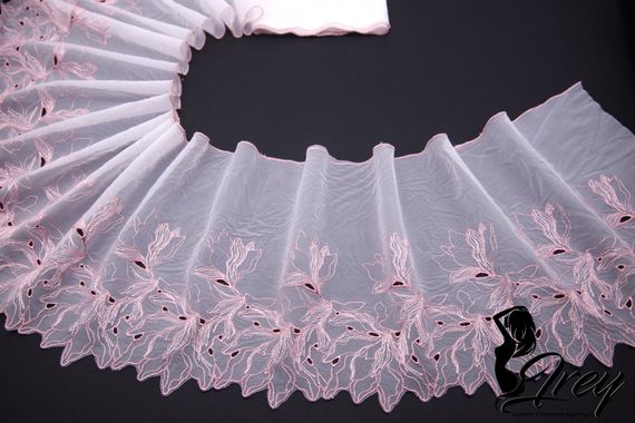 05-101 ОПТ Вышивка на неэл. сетке 25 см, айвори/лотос (левая)