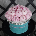 Букет из 31 пиона в бархате Тиффани