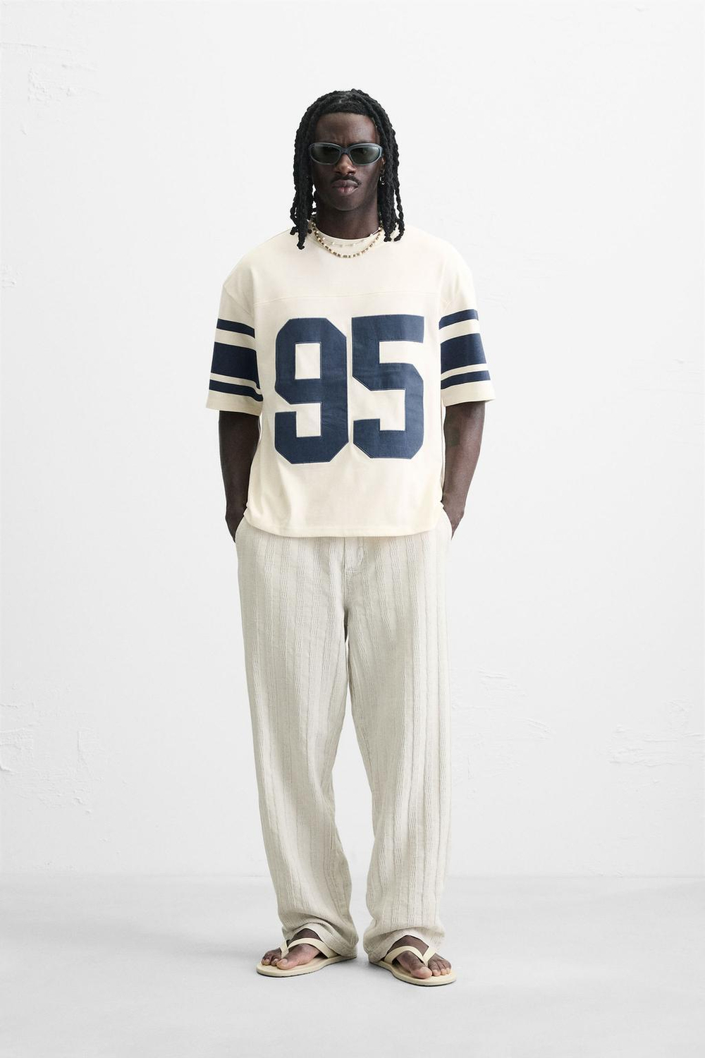 ZARA ФУТБОЛКА С ПРИНТОМ В СТИЛЕ ВАРСИТИ, БЕЛЫЙ