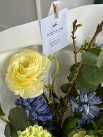 Букет сборный гиацинтов, ранункулюса, эвкалипта и диантусов