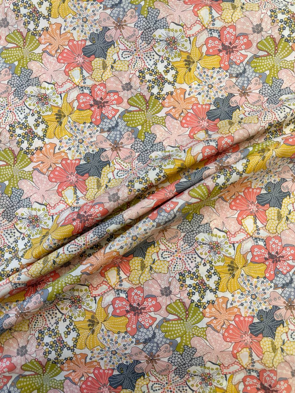Хлопок Liberty белый с разноцветными цветами Tana Lawn™ Cotton - Classic Collection