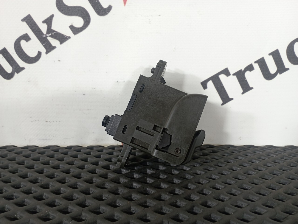 Кнопка ручного тормоза