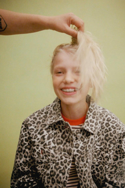 ZARA ДЖИНСОВАЯ КУРТКА С АНИМАЛИСТИЧЕСКИМ ПРИНТОМ, КОРИЧНЕВЫЙ