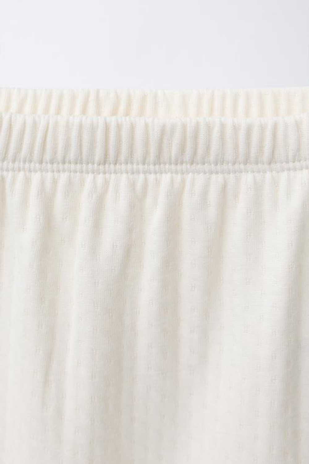 ZARA КОМПЛЕКТ ИЗ ФУТБОЛКИ И ЛЕГИНСОВ С РЕЛЬЕФНЫМ УЗОРОМ, ЭКРЮ