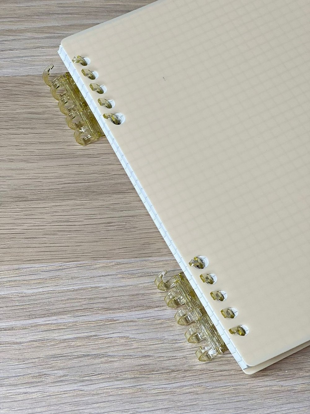 Блокнот квадратный в клетку 60л 195х210 мм св.желтый (8808-020)