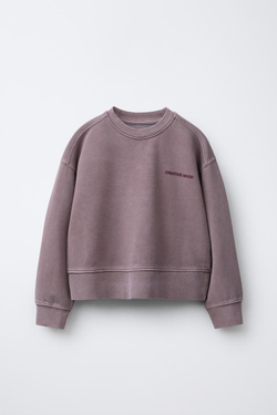 ZARA ТОЛСТОВКА С НАДПИСЬЮ И ЭФФЕКТОМ ПОТЕРТОСТИ, СЛИВОВЫЙ