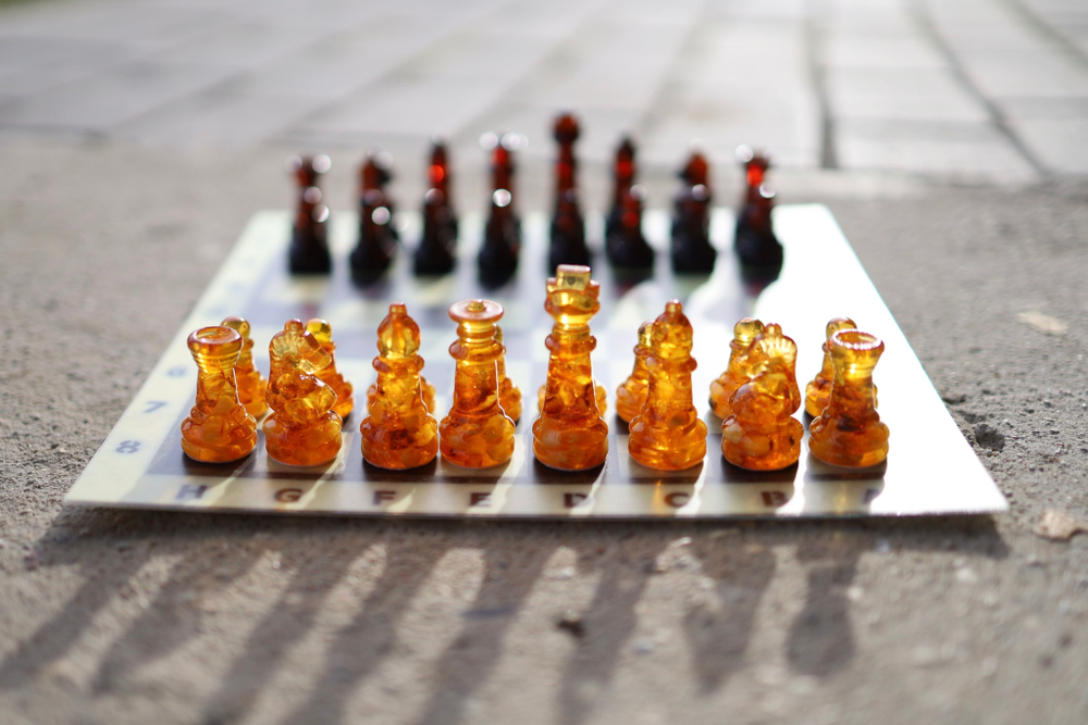 Янтарные шахматы набор "эконом мини"