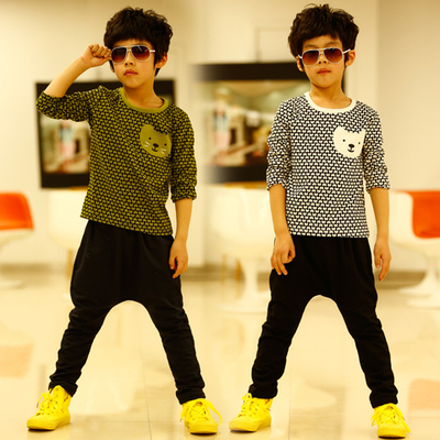 Костюм из брюк с заниженной проймой и лонгслива с принтами