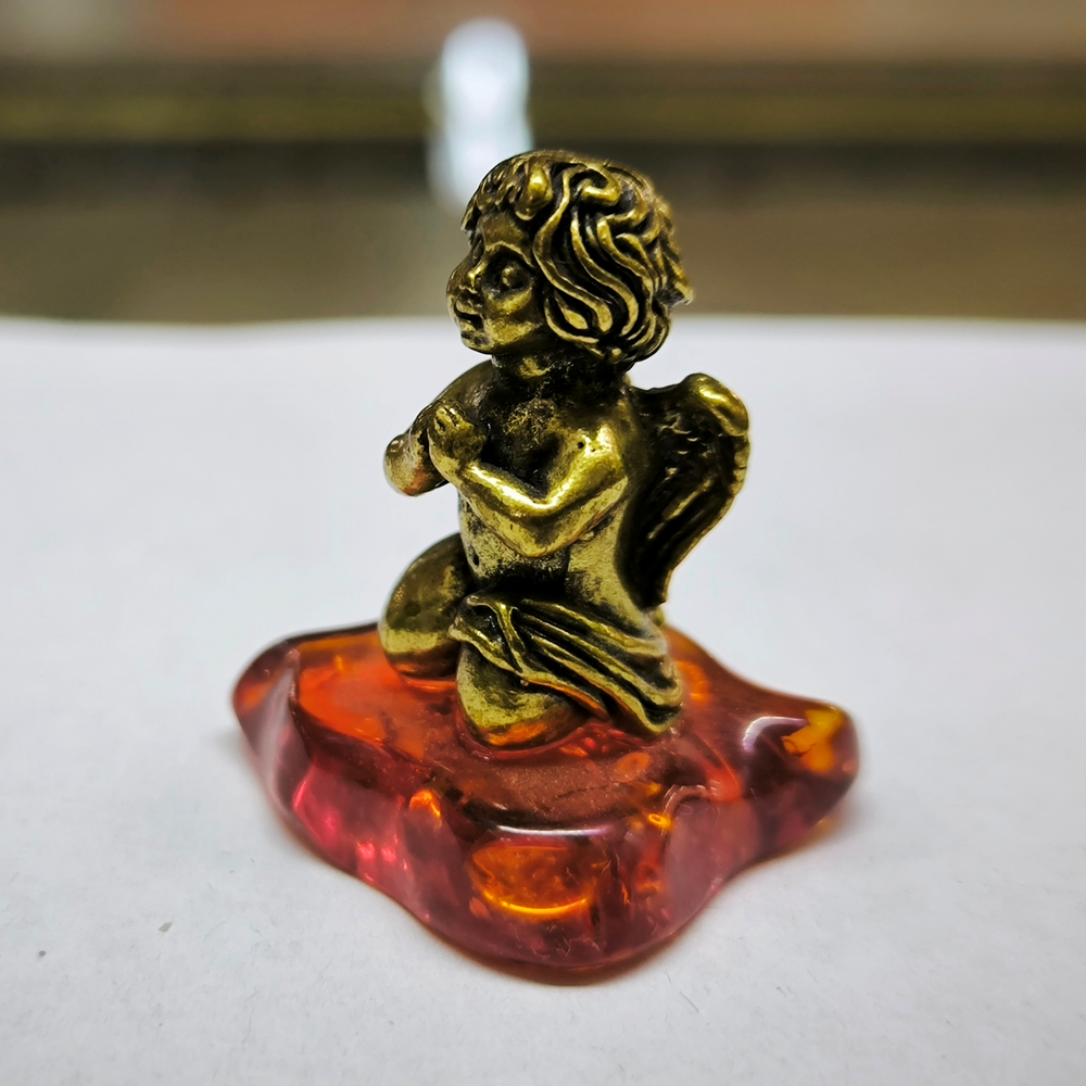 Фигурка Ангелочек сидячий с крыльями (латунь, янтарь)