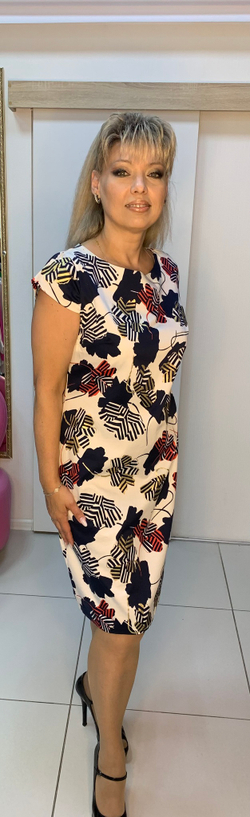 Укороченное яркое летнее платье с коротким рукавом