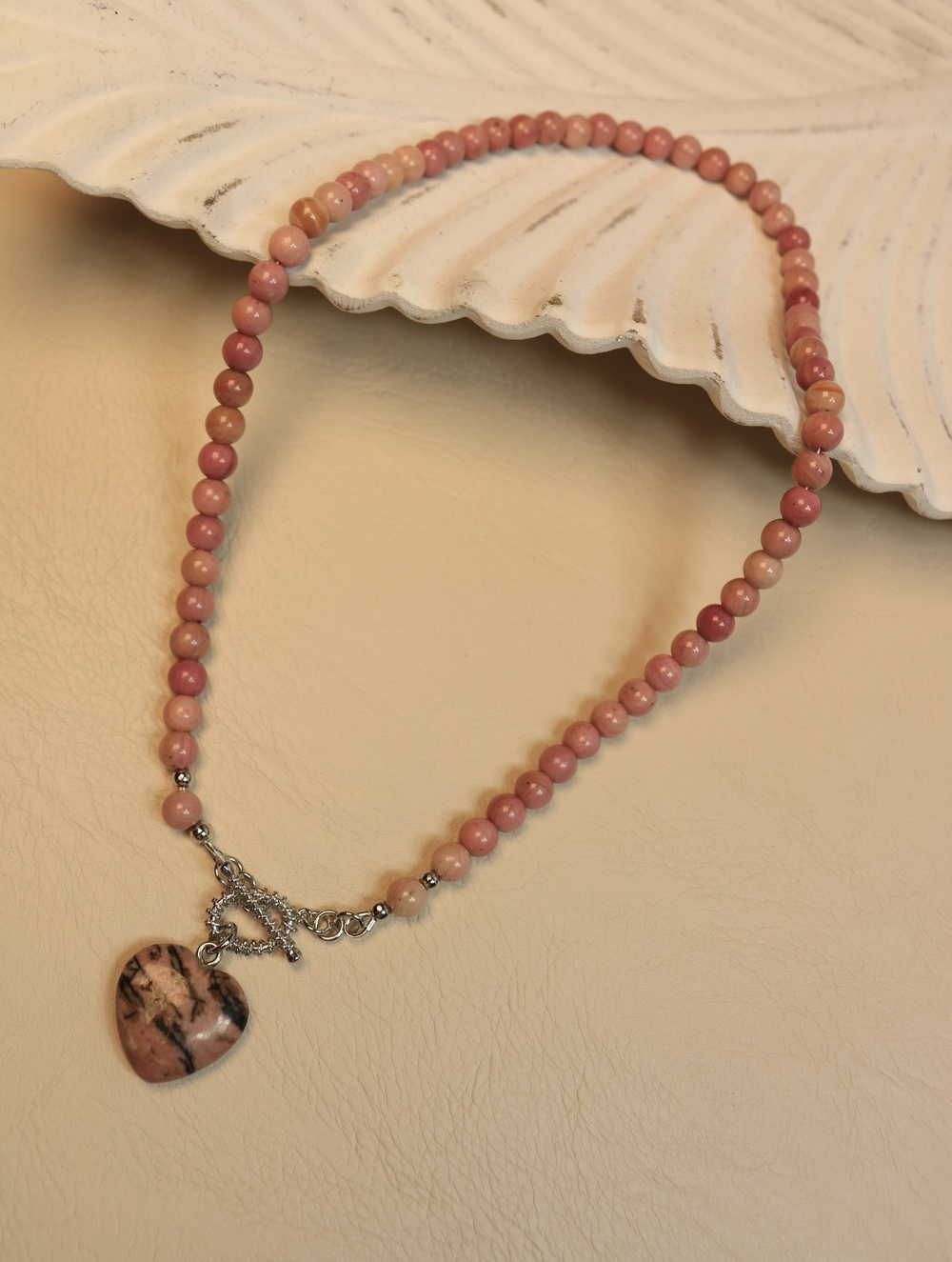 Колье из родонита «Сердце принятия»