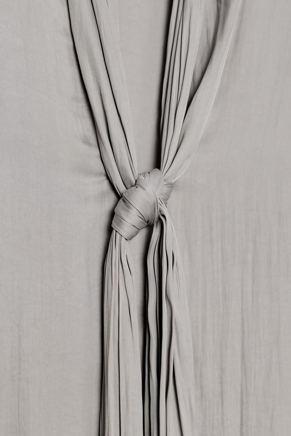 ZARA БЛУЗА С V-ОБРАЗНЫМ ВЫРЕЗОМ И ЗАВЯЗКАМИ — ZW COLLECTION, ЖЕМЧУЖНО-СЕРЫЙ