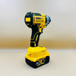 Гайковерт DeWalt ударный с набором и двумя аккумуляторами