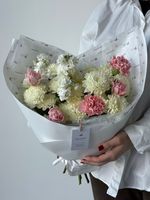 Букет из маттиолы, хризантемы, диантусы и тюльпанов