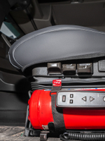 Чехлы Люкс VOLVO FH-13 после 2018 года: водитель от сиденья, пассажир от стойки кабины (один вырез под ремень) (экокожа, черный, серая вставка)