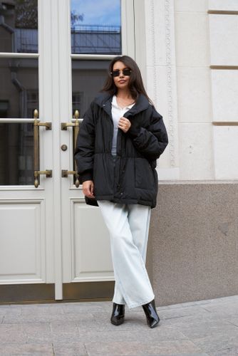 Черный пуховик с воротом-стойкой и скрытым капюшоном