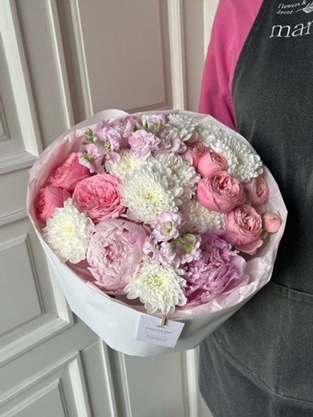 Букет из пионов, кустовой пионовидной розы, маттиолы и хризантемы