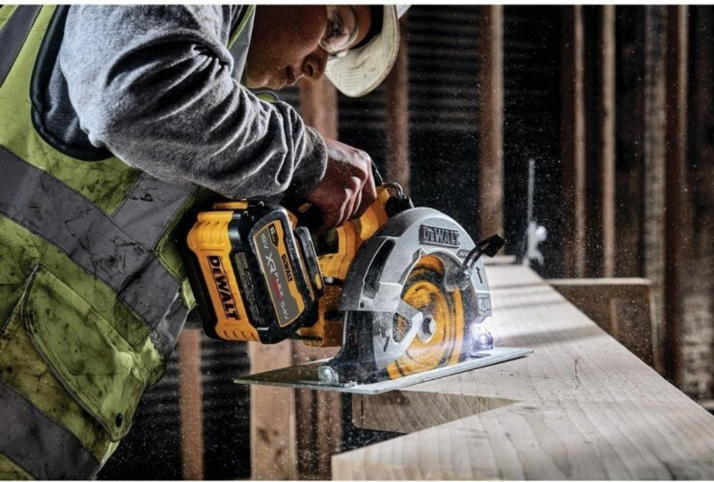 Пила циркулярная аккумуляторная DeWALT DCS 573 NT FLEXVOLT, бесщеточная, без АКБ и З/У DCS573NT-XJ
