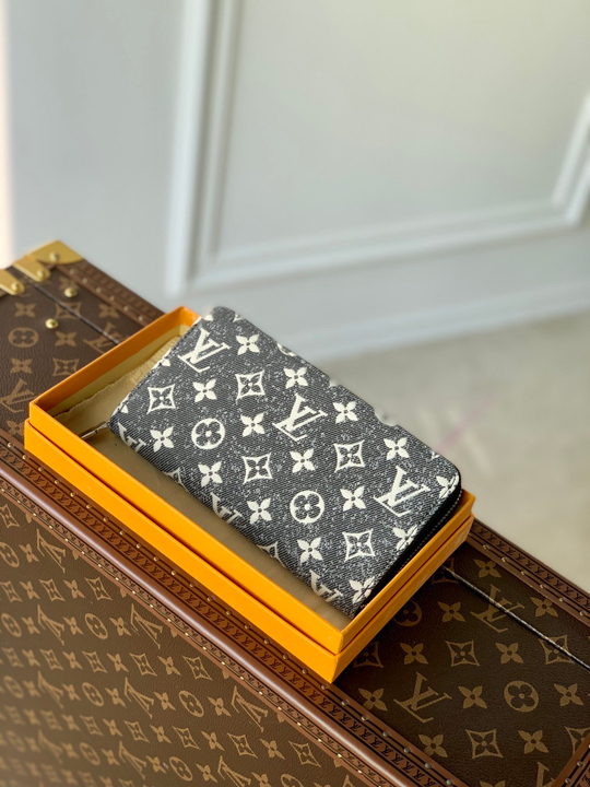Louis Vuitton Zippy Wallet