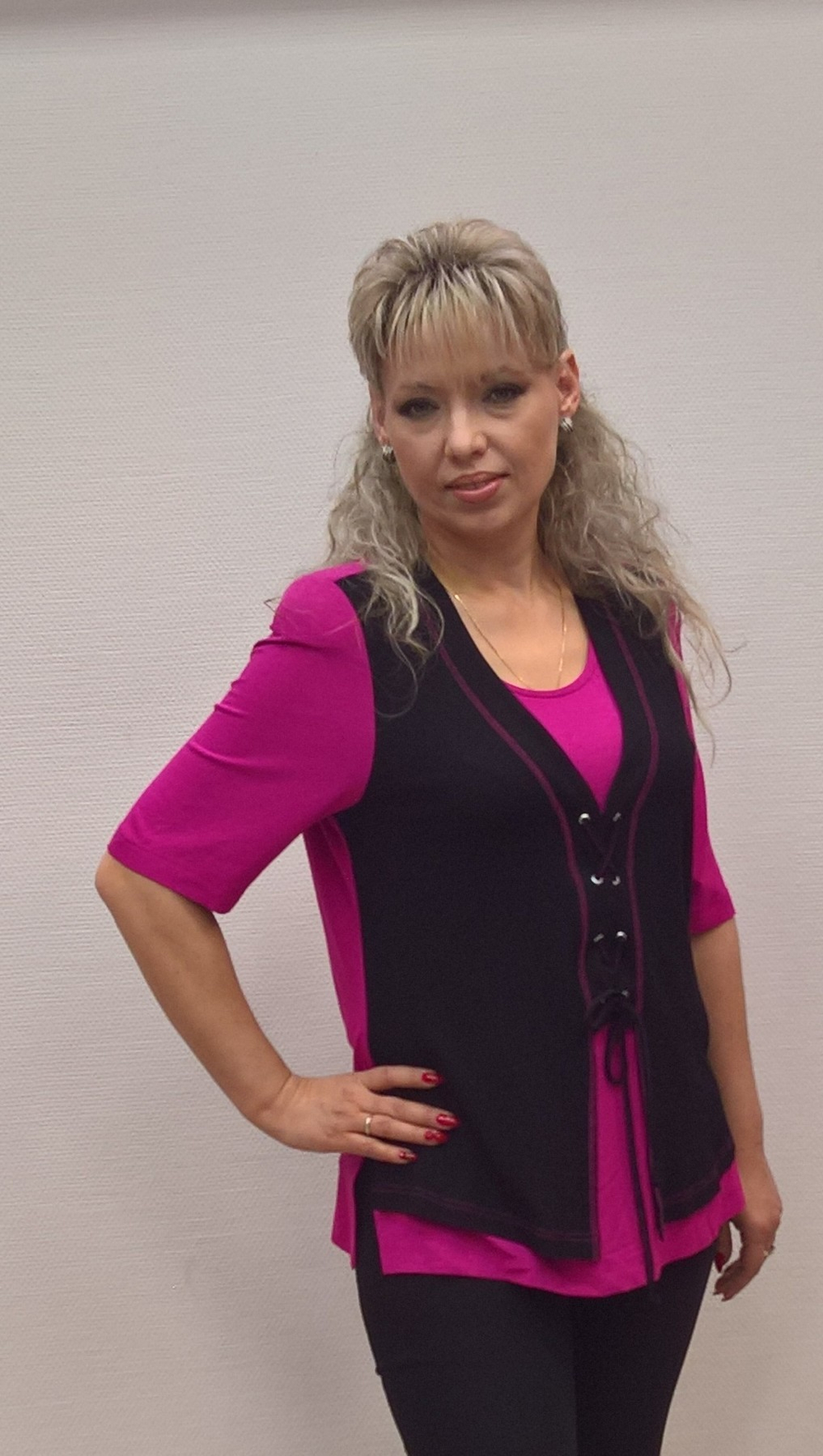 Розовый блузон с черной жилеткой