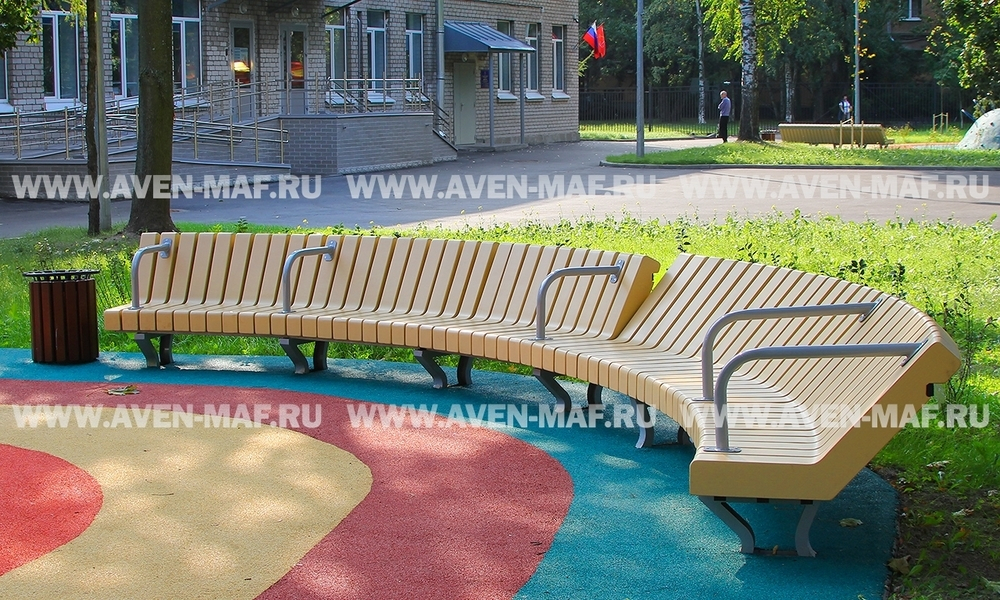Скамейка на металлическом каркасе