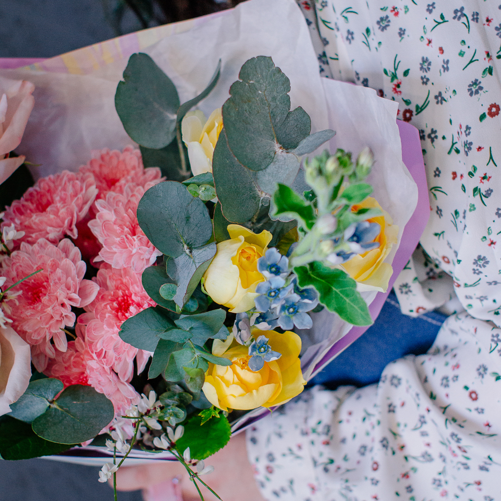 148. Милый радостный букет с пионовидными розами