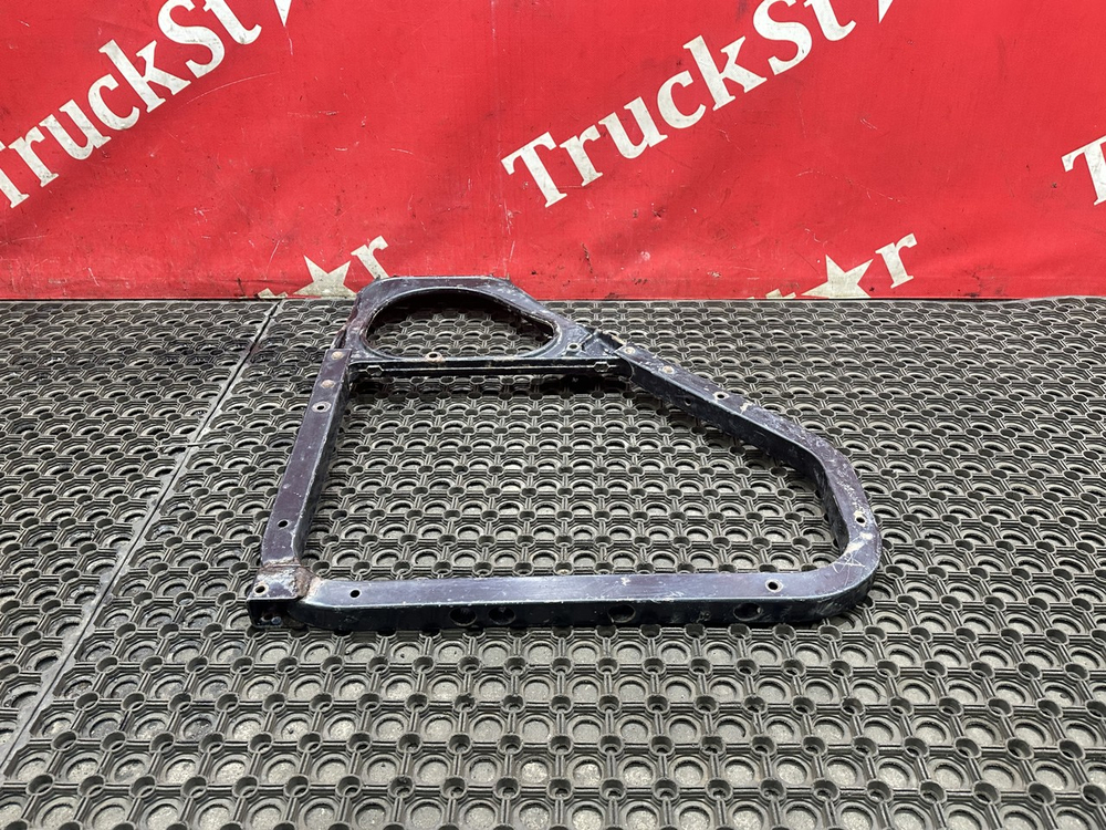 Кронштейн крыла передний правый