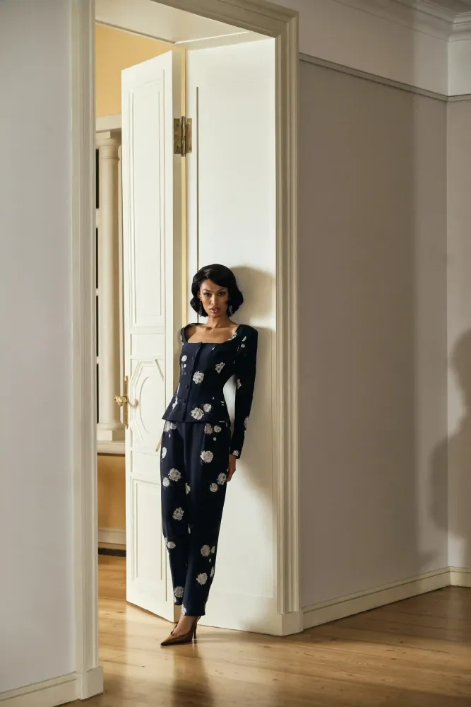 Naomi, брюки из черного крепдешина с цветочным принтом