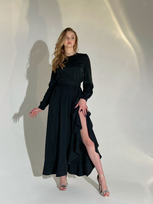Нарядное платье из шелка с воланом на юбке макси (черный)