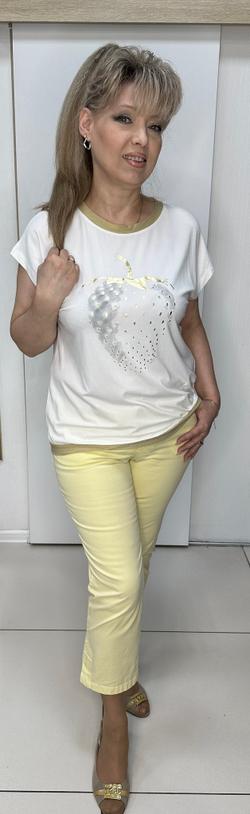 Белая блузон-футболка с изображением клубники