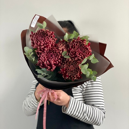 Букет из бордовых хризантем «Бигуди»