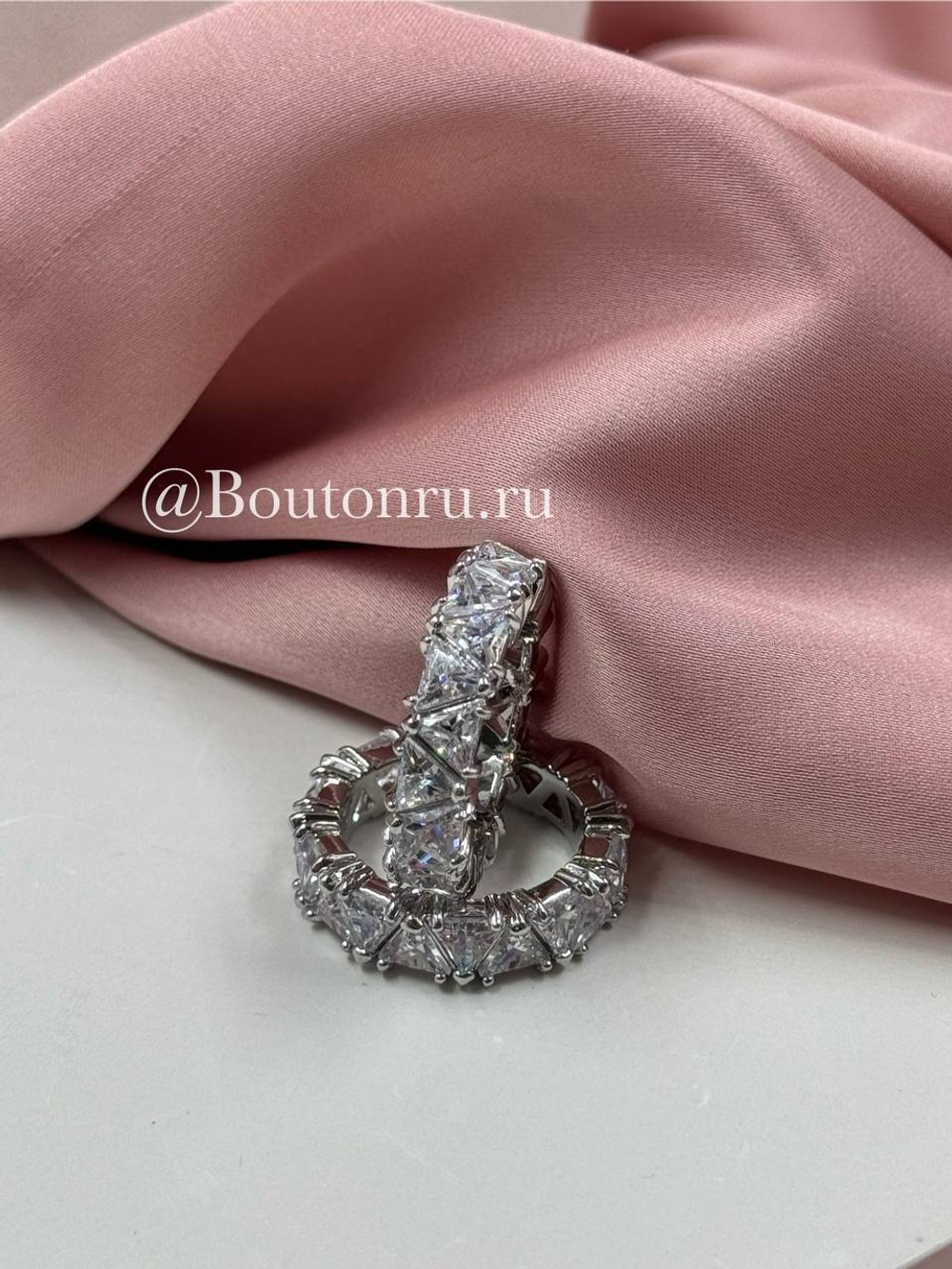 Кольцо серебристое с крупными камнями цирконами в форме треугольников