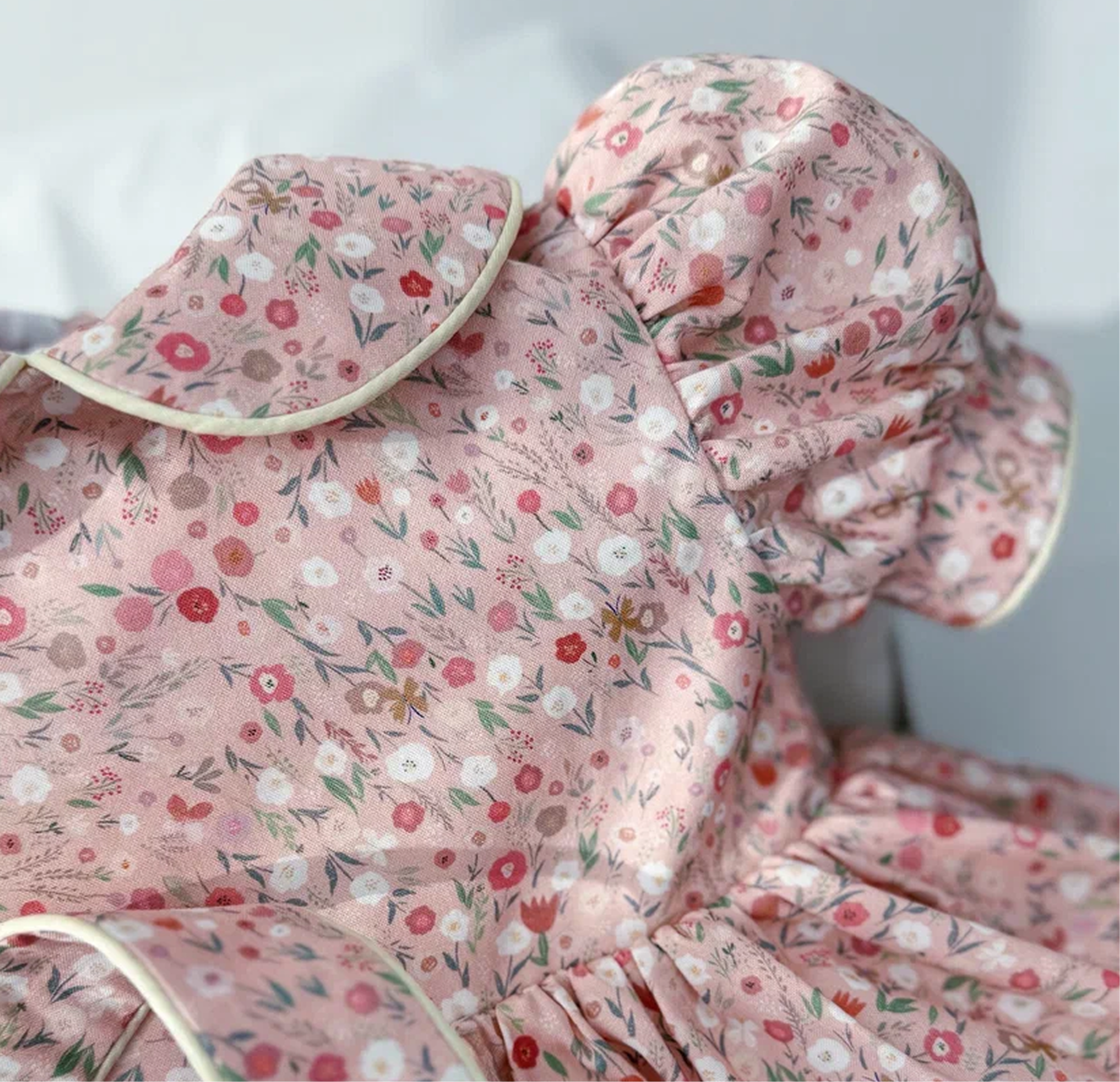 Рукав-фонарик, кантирование по воротнику и поясу