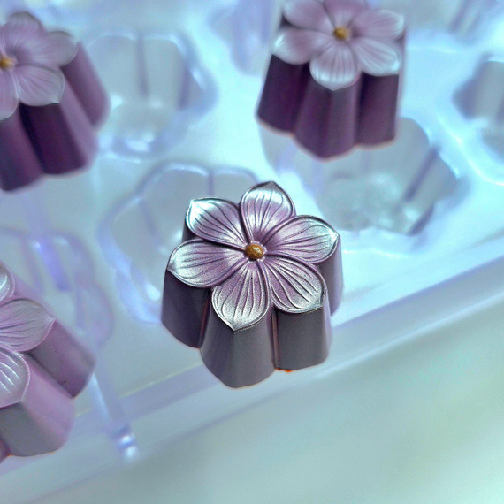 1038 | Форма для шоколадных конфет "Шестилистник" (275*175 мм)