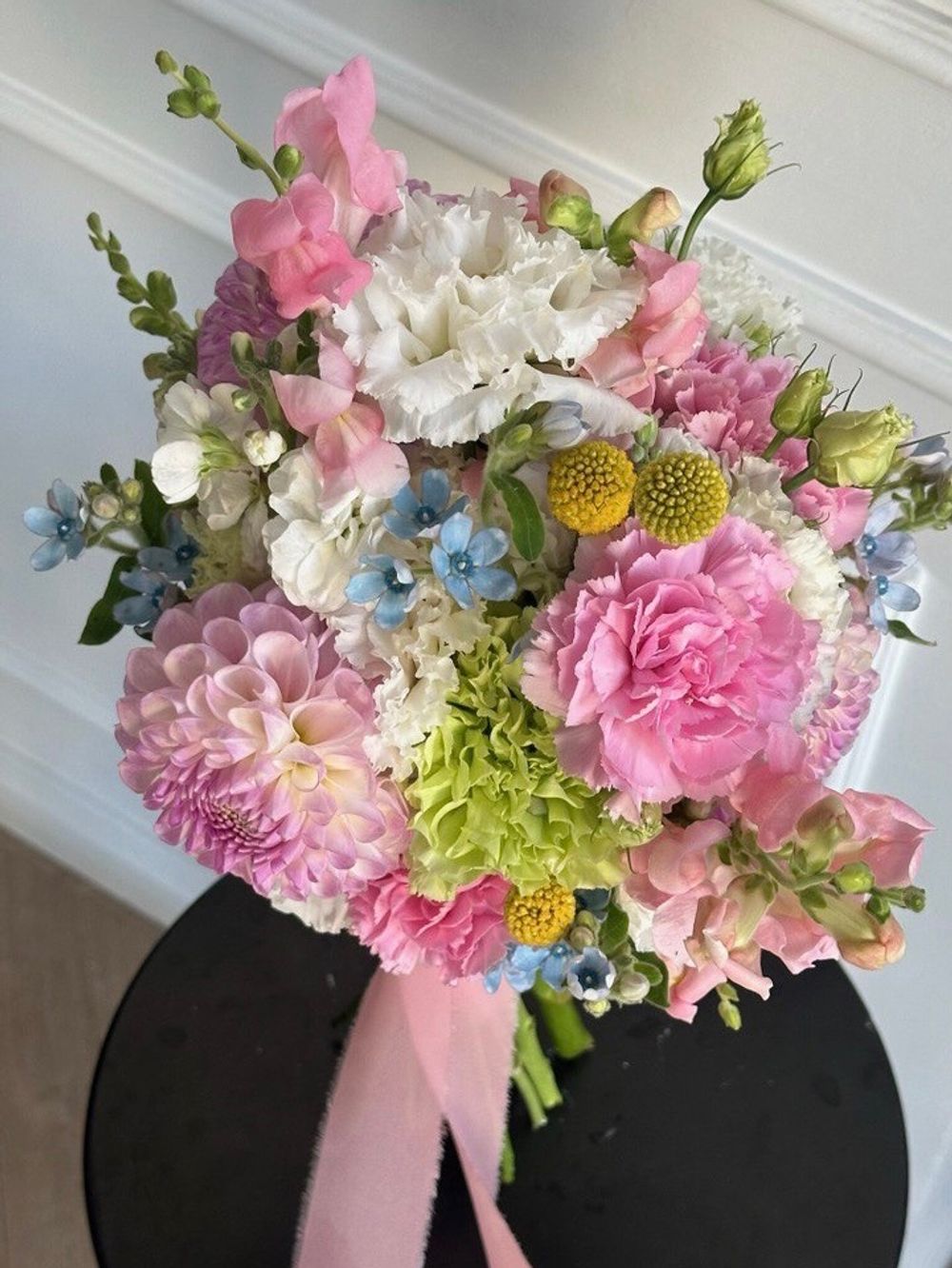 Свадебный букет из георгин, розовых диантусов, незабудок и других цветов