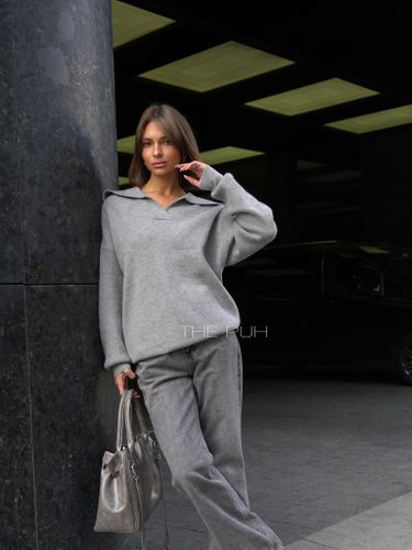 Серый шерстяной свитер с откидным воротником