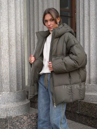 Пуховик женский цвета хаки с объемным капюшоном