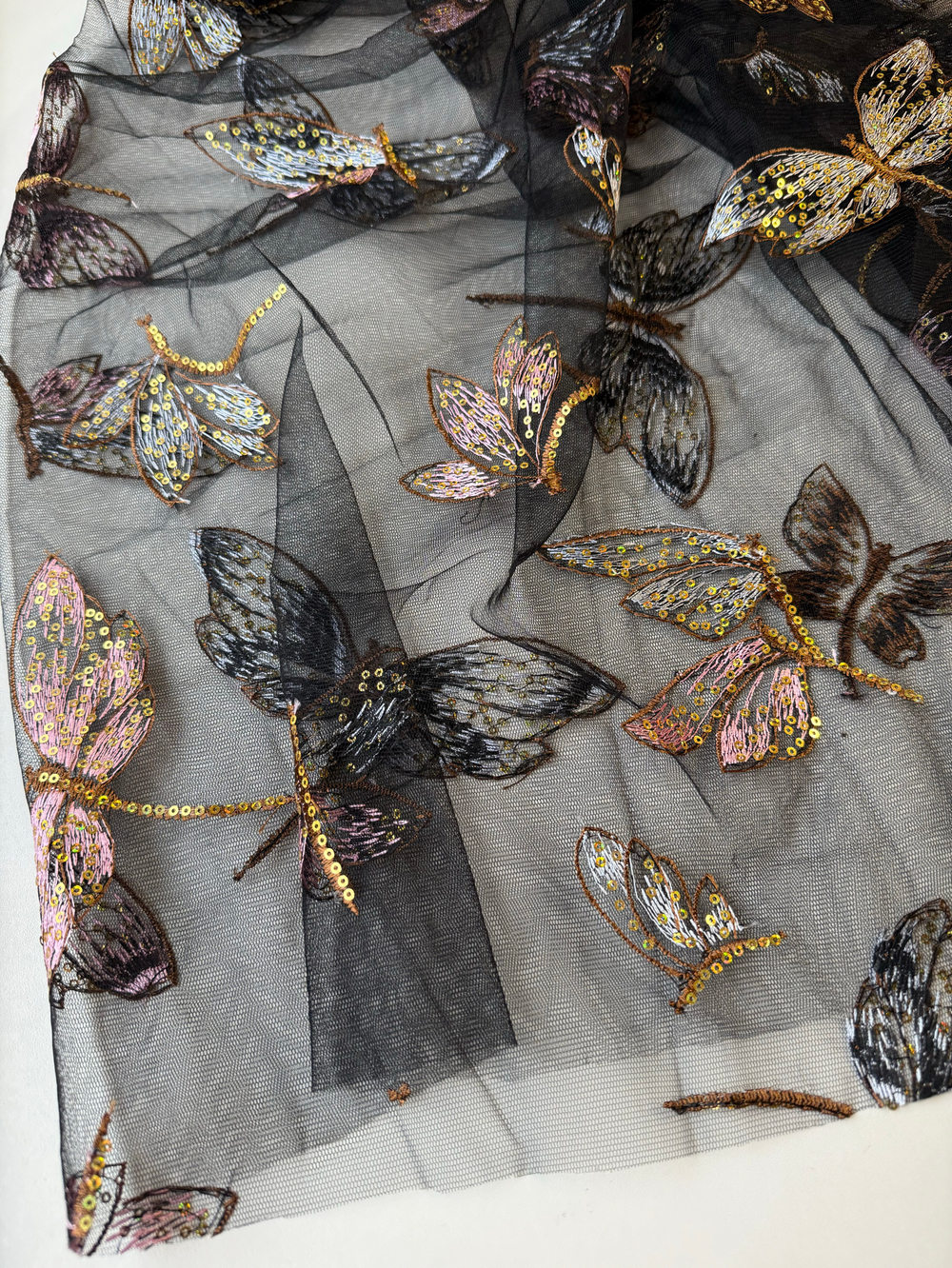 Фатин Стрекозы на чёрном фоне