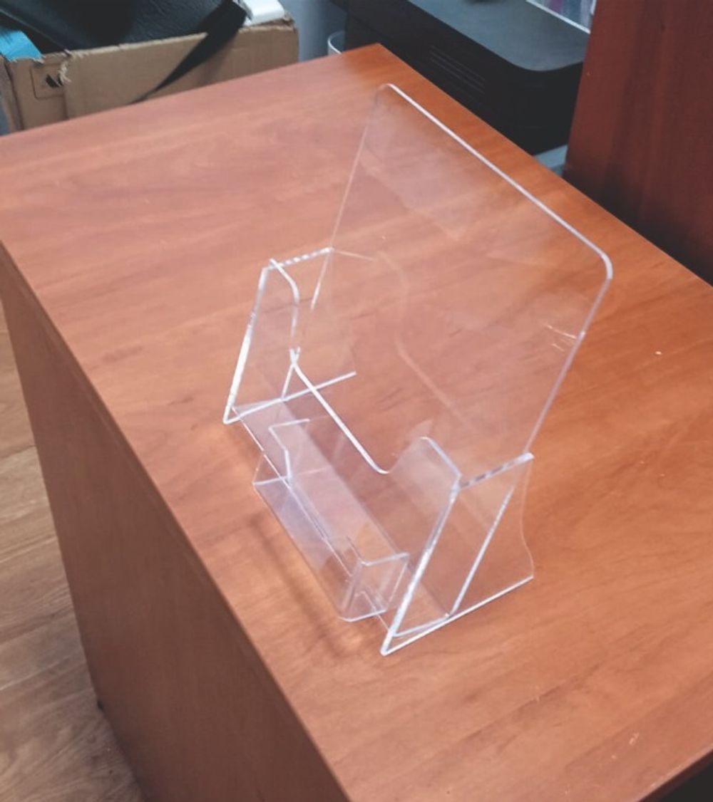 Подставка для буклетов А5 верт с визитницей акриловая