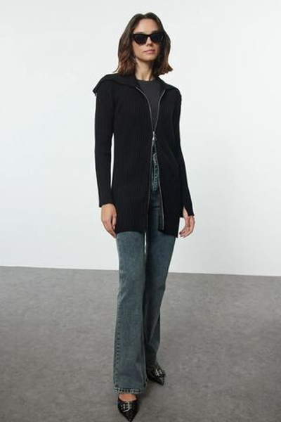 Черный трикотажный кардиган на молнии с широким воротником TCTAW25TH00013