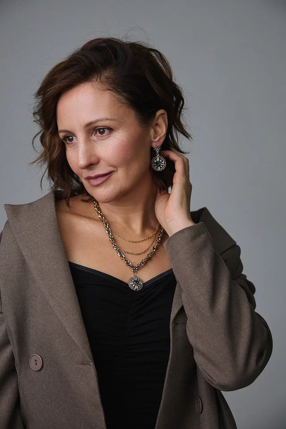 Серьги пусеты с королевской лилией и круглым подвесом с синими и светлыми кристаллами