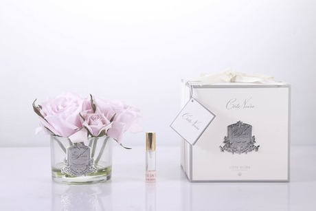 Букет из 5 роз ароматизированный в прозрачной вазе и 1 спрей Cote Noire Five Rose french pink