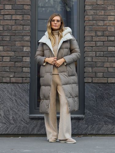 Длинный двусторонний коричнево-белый пуховик