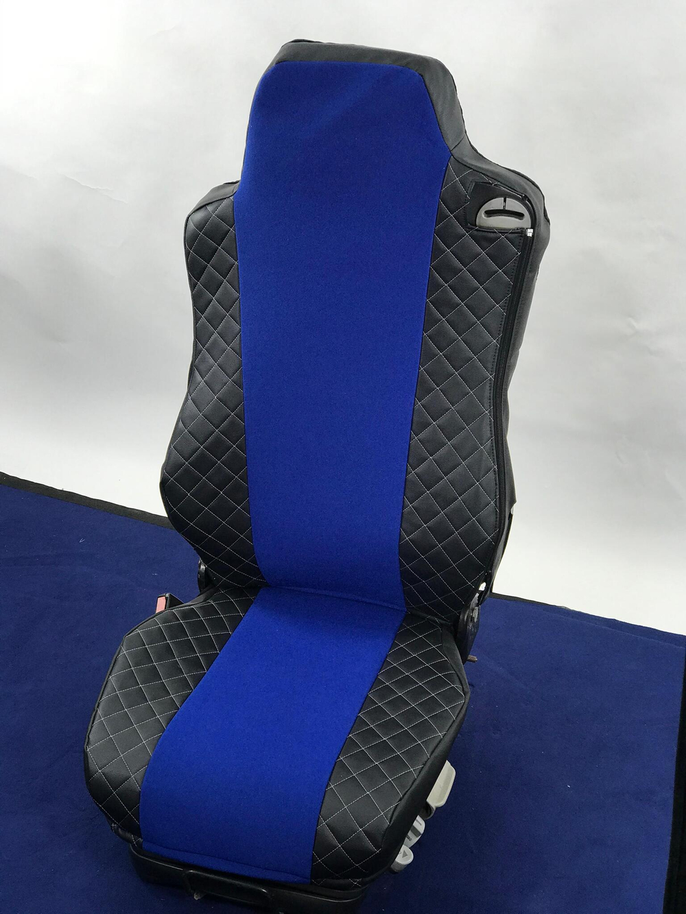 Чехлы модельные стеганные кожа + аликанте вышивка DAF 105/106 от 2012- г. D02 Польша