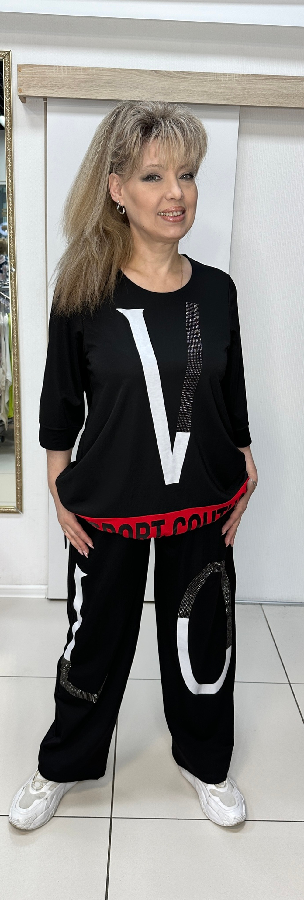 Черный костюм со стразовым принтом широкими штанишками